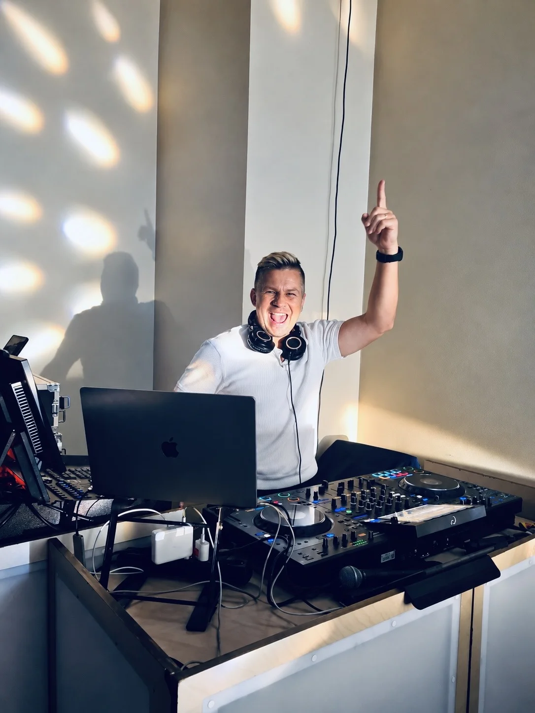 Aidas Igarsa prie DJ pulto renginio metu