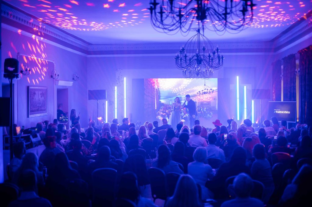 konferencijai_scena_led_ekranas_igarsinimas_apsvietimas