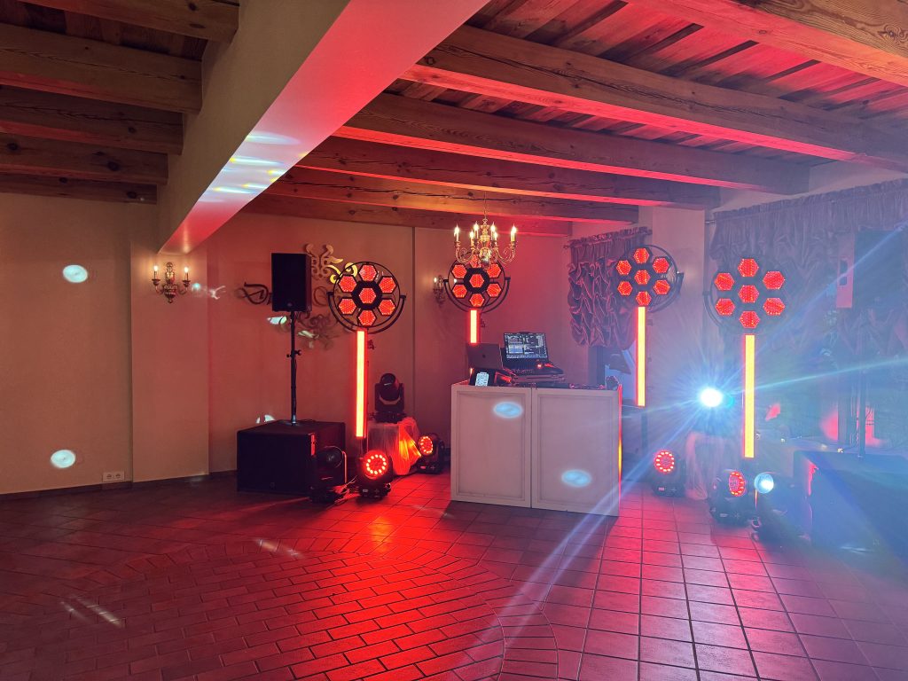 Įgarsinimas ir apšvietimas renginio erdvei – po: Įgarsinimas
Šokių erdvės apšvietimas
foninis salės apšvietimas 
DJ paslaugos
Įrangos montažas / demontažas